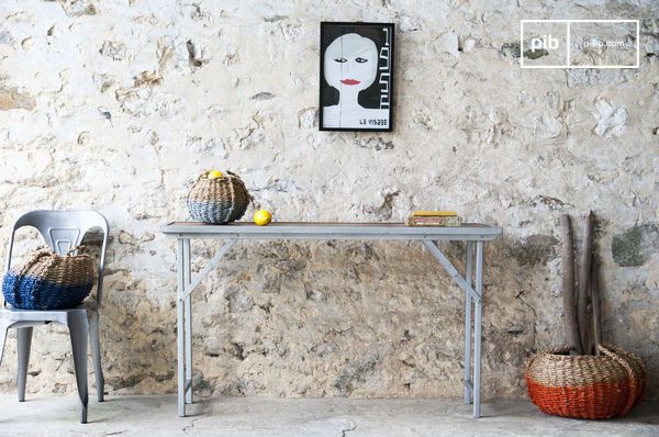 Avec sa silhouette élancée et son piètement métallique, la console affiche un esprit atelier sobre et fonctionnel.