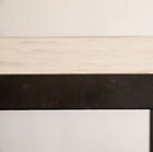 Its filiform support gives it lightness despite the weight of the top