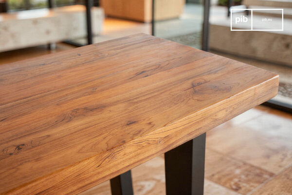 Una combinazione di teak massiccio naturale e una base contemporanea