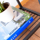 De matzwarte metalen structuur is perfect en verfijnd.