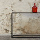 la console impressionne par sa structure filiforme et son caractère minimaliste.