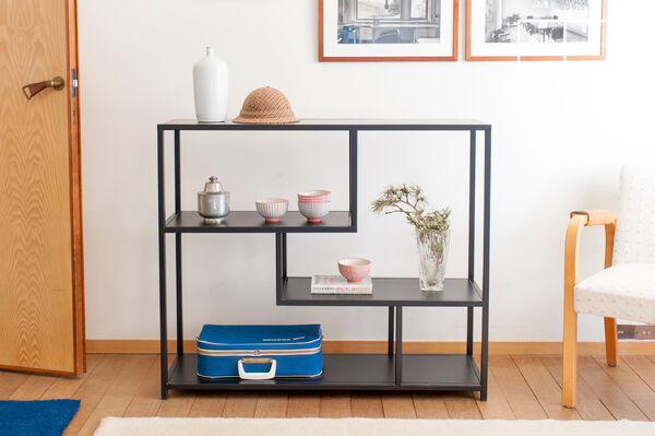 Étagère avec un style épuré, alliant ludique et esthétique.