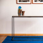 Een elegante console in marmer en gesatineerd metaal.