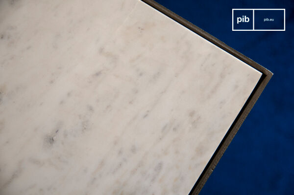 Deze console combineert minimalistische geometrische lijnen met het verfijnde van een wit marmeren blad.