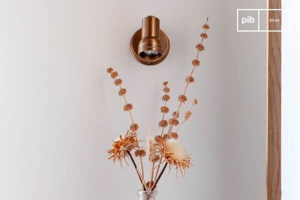 Coppery light in a minimal format