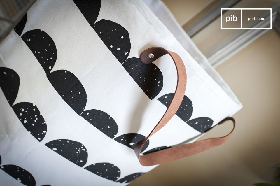 Des belles anses en cuir clair viennent terminer le design.
