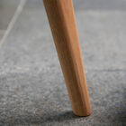 Eleganter, ausgestellter Holzsockel.