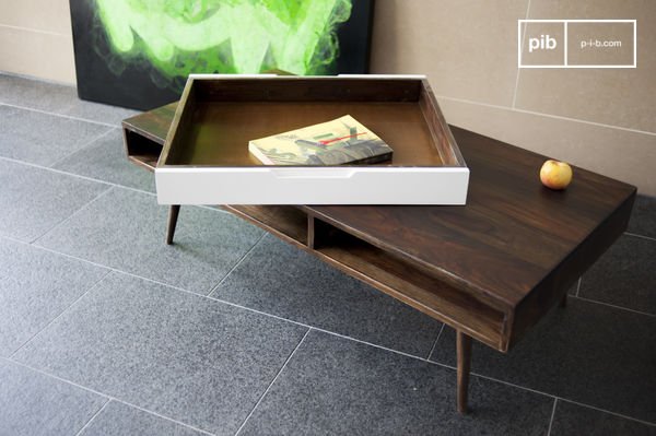 Dieser Couchtisch aus lackiertem Massivrosenholz ist ein perfektes Beispiel eines typischen