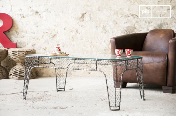 Industrieller Couchtisch mit Drahtgewebe.