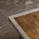 Detail der Platte aus massiv lackierter Eiche, massiv und elegant.