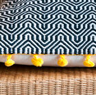 De jolis motifs géométriques noirs et blancs recouvrent le coussin.