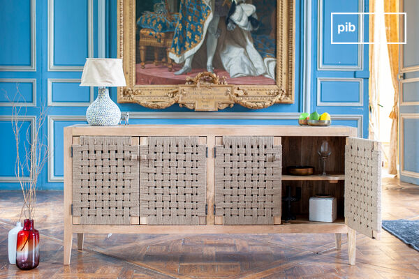 Un buffet in legno massello atipico ed elegante