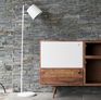 Un mobile credenza in legno che combina abilmente linee dritte e bordi arrotondati