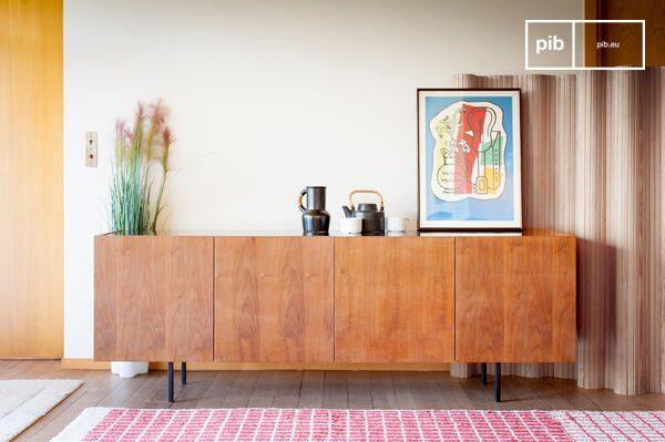 Credenza in legno molto grande montata su gambe quadrate in metallo.