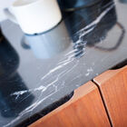 Graziose maniglie incastonate all'interno con una bella presa.