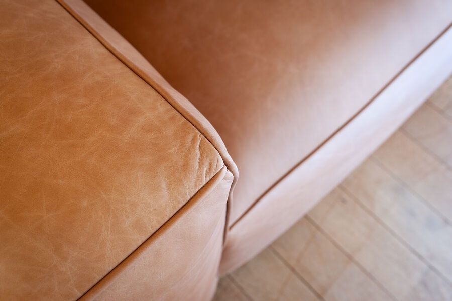 Almond sofa leer
