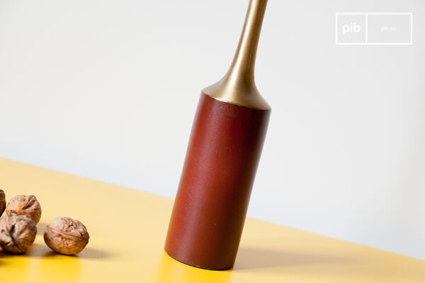 De basis van de kandelaar is een prachtig donkerrood.