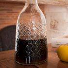 Il decanter ha bellissimi motivi geometrici.