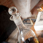 Der Deckel ist rund mit prächtigen rautenförmigen Reliefs.