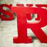 Roter Dekorationsbuchstabe