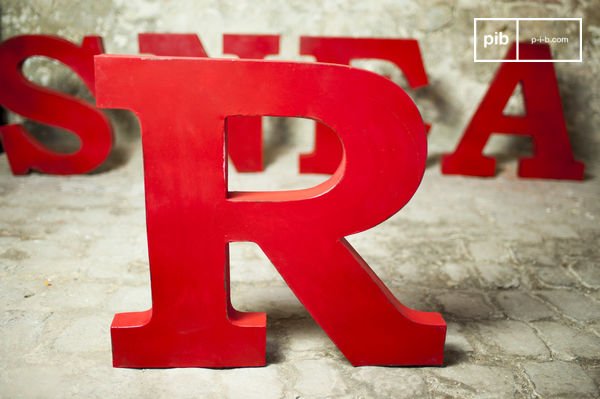 Roter Dekorationsbuchstabe