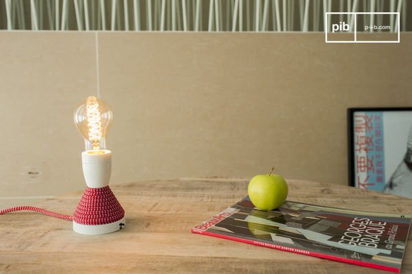 Retro-Lampe, inspiriert von den Fabriken zu Beginn des Jahrhunderts.