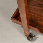 Sa silhouette refuse tout artifice pour souligner la clarté d'un dessin conçu pour durer