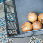 Panier métallique qui s'occupe de ses oignons.