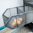 Panier métallique segmenté en trois sections.