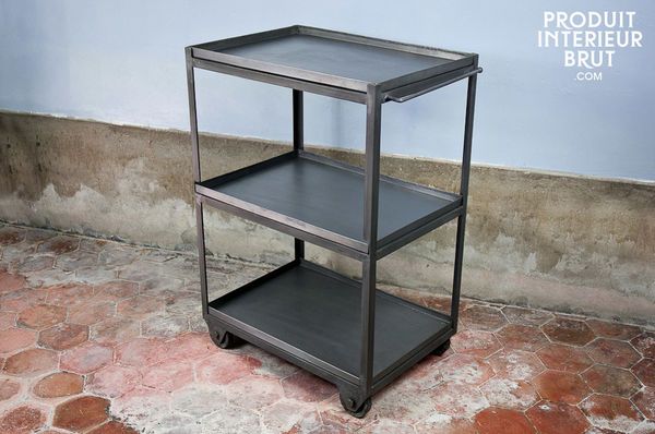 Un style métallique brut, trois plateaux amovibles