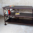 Hout en metaal met een luchtige constructie.#