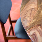 The natural marks of the wood offer a sublime look.