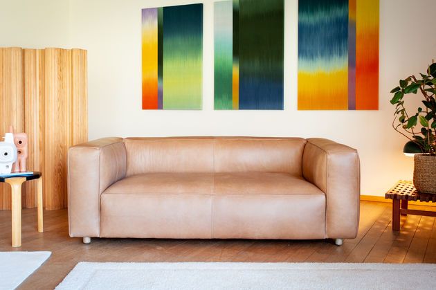 Divano a due posti in pelle color cammello Krieger