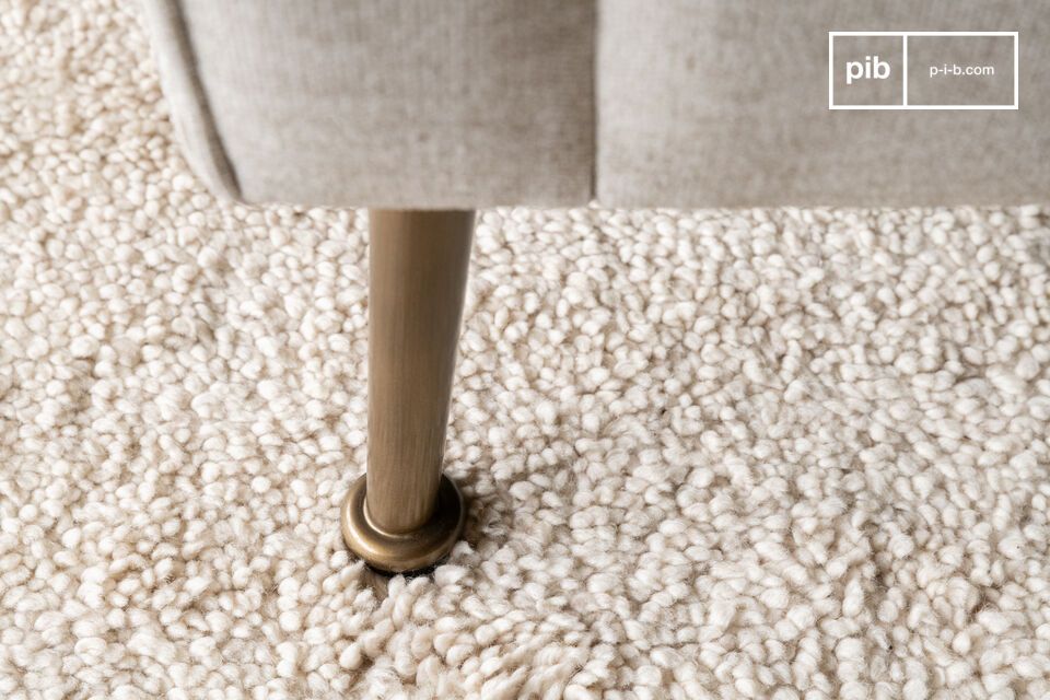 Il design del divano Elbrouz è caratterizzato da piedini leggermente svasati in ottone patinato