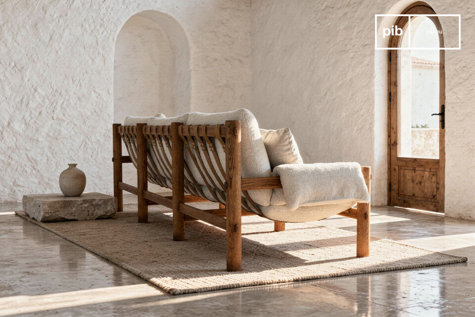 La sua silhouette sottolinea un\'architettura aperta in cui la funzione definisce la forma