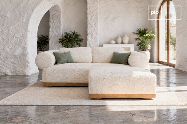 Questo divano trasmette un senso di profonda serenità grazie ai suoi volumi generosi e alla texture