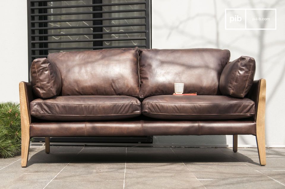 Struttura in rovere massiccio e morbida pelle per un divano resistente ed elegante.