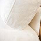 La struttura in rovere verniciato conferisce a questo divano un carattere unico.