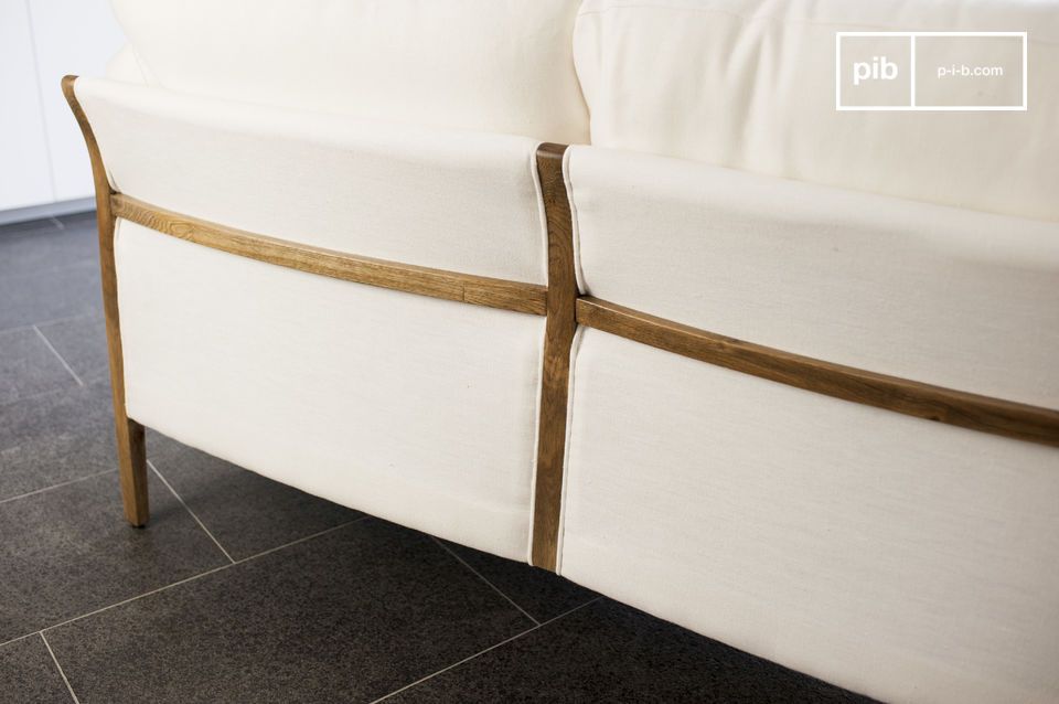 Curve e mix di materiali per un look raffinato.