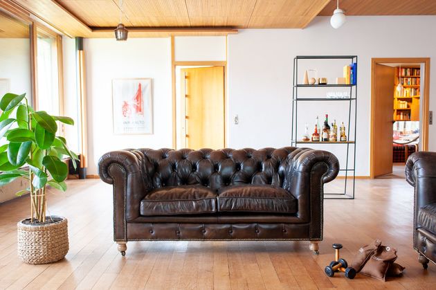 Divano Chesterfield a 2 posti in pelle color marrone Jahn