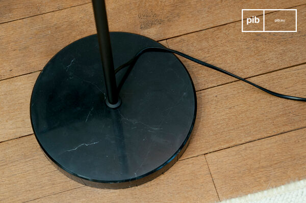 Con su largo montante central de metal negro