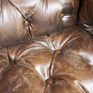 De comfortabele zitting en rugleuning hebben de stijl van een typisch Chesterfield meubelstuk