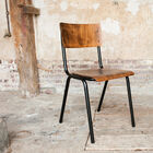 Mooie vintage stoel met een schoolse uitstraling.