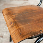 De met de hand gepatineerde zitting geeft het hout unieke nuances.