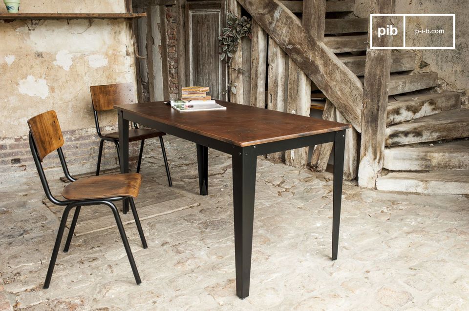 Prachtige houten en donker metalen tafel.