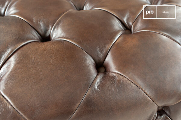 Een kleine poef vol charme in Britse stijl