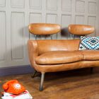 Doppelsofa mit originellem Retro-Design.