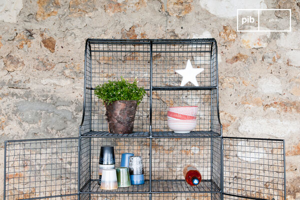 Der Kleiderschrank hat 2 schöne Mesh-Türen.