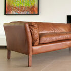 Ein harmonisch gestaltetes Sofa mit skandinavischem Look.