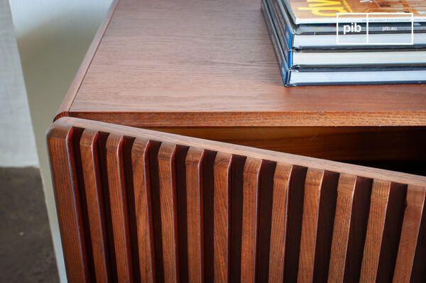 Het Pillar dressoir toont de tijdloze elegantie van een satijnzachte notenkleur